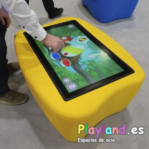 mesa interactiva amarilla